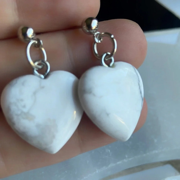 White howlite hearts dangle studs earrings boho - Picture 1 of 4